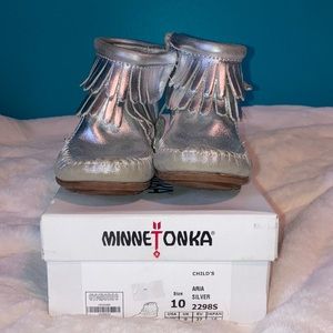 Minnetonka booties toddler size 10
